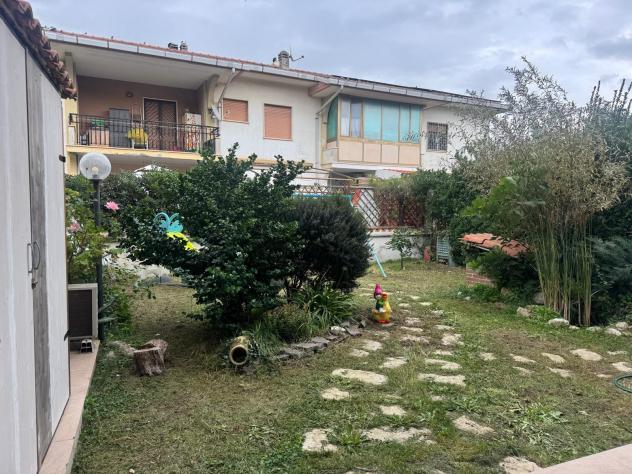 casa indipendente in vendita a Pomezia in zona Torvaianica