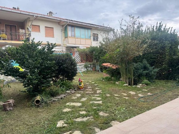 appartamento in vendita a Pomezia in zona Torvaianica