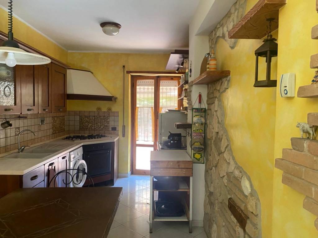 appartamento in vendita a Pomezia in zona Torvaianica