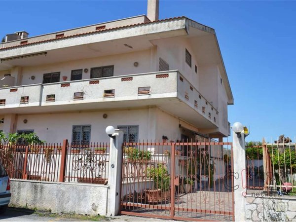 appartamento in vendita a Pomezia in zona Pratica di Mare