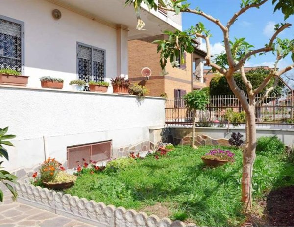 appartamento in vendita a Pomezia in zona Pratica di Mare