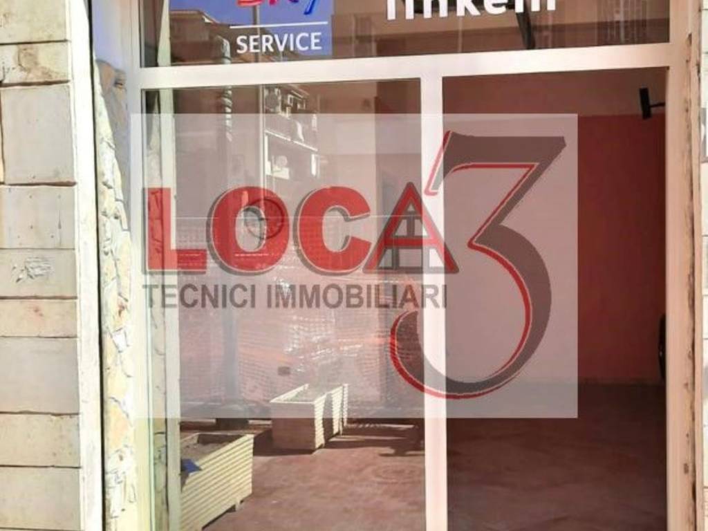 negozio in vendita a Pomezia in zona Torvaianica