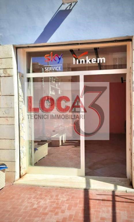 negozio in vendita a Pomezia in zona Torvaianica