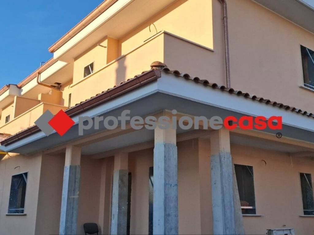 casa indipendente in vendita a Pomezia in zona Pratica di Mare