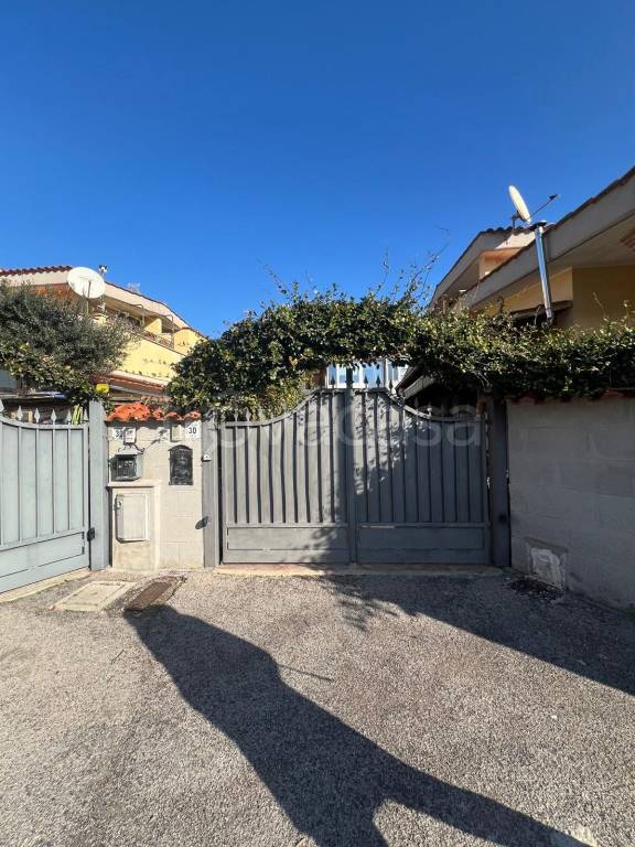 casa indipendente in vendita a Pomezia in zona Torvaianica