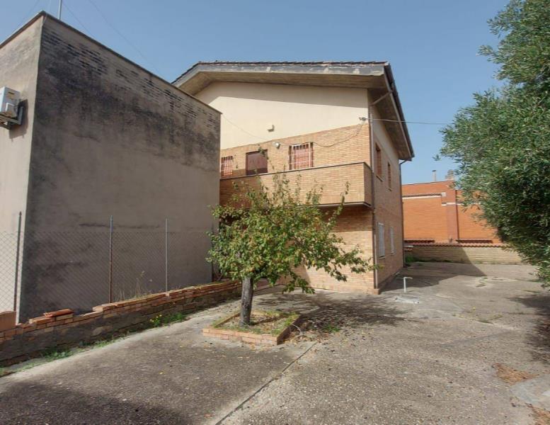 intera palazzina in vendita a Pomezia in zona Torvaianica Alta