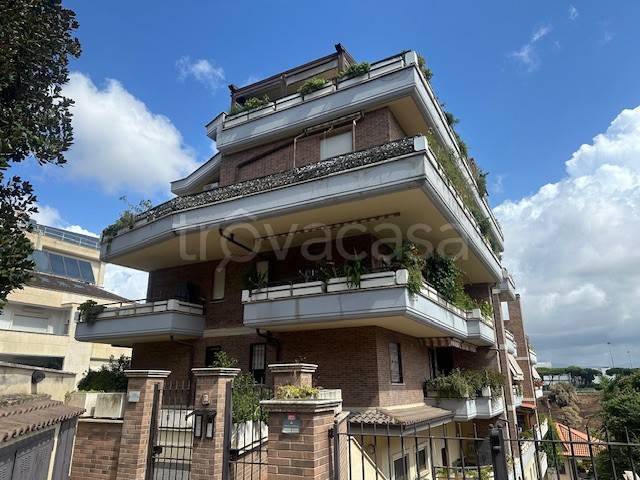 locale commerciale in vendita a Pomezia