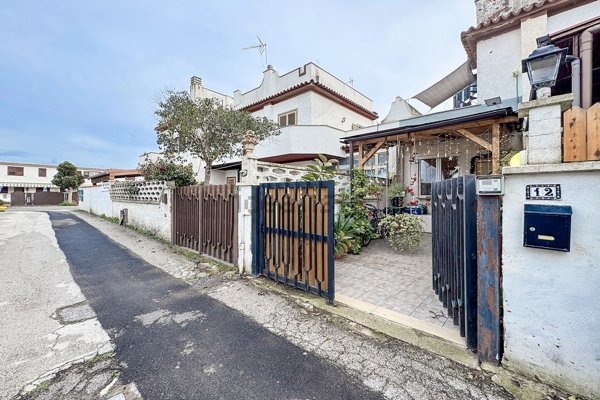 casa indipendente in vendita a Pomezia in zona Campo Ascolano