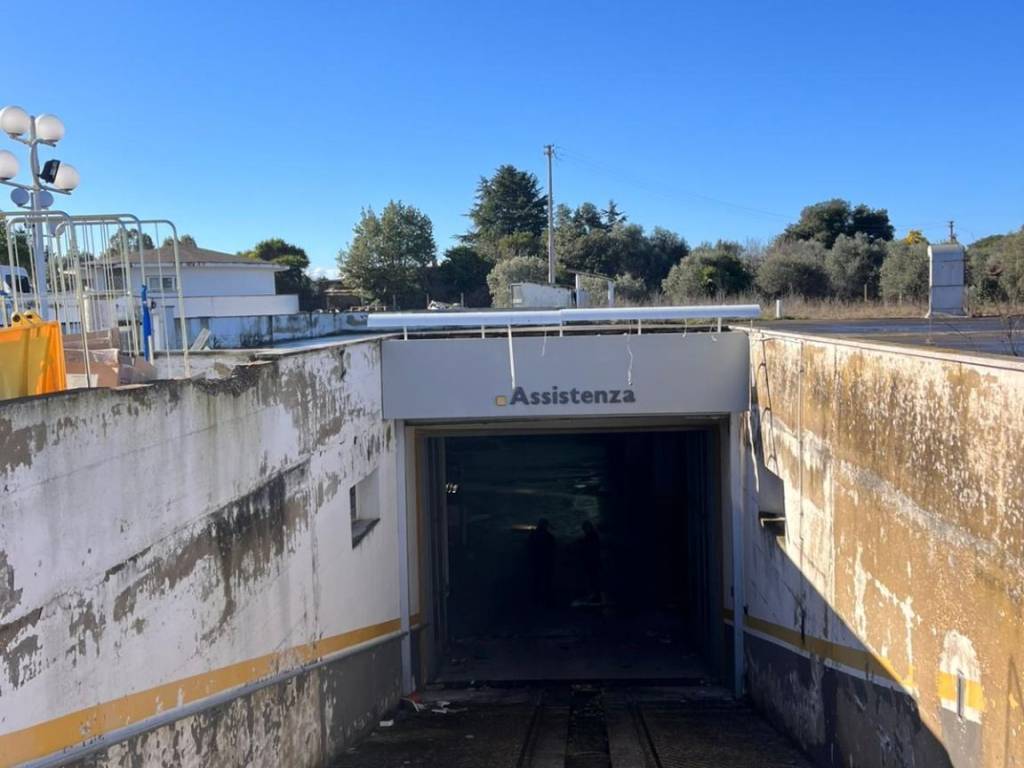 locale commerciale in vendita a Pomezia