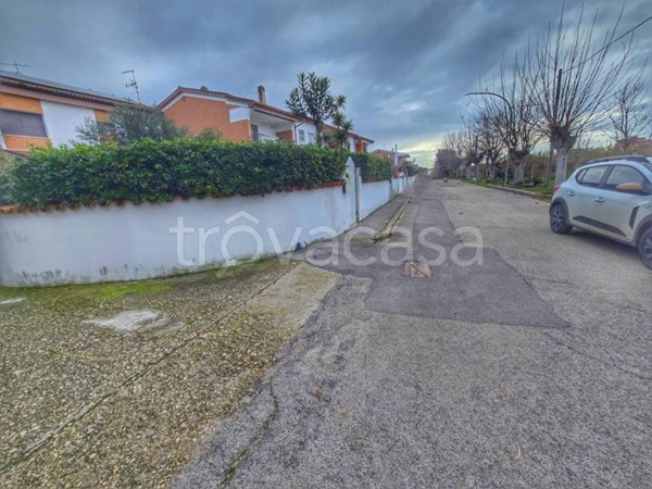 locale di sgombero in vendita a Pomezia in zona Torvaianica