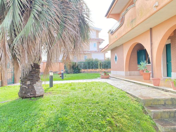 casa indipendente in vendita a Pomezia in zona Torvaianica Alta