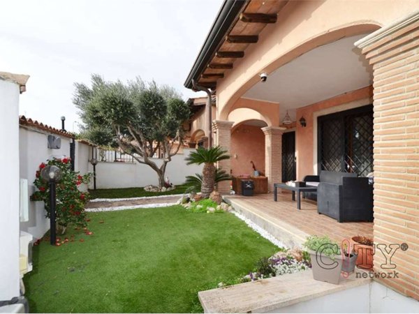 casa indipendente in vendita a Pomezia in zona Colli di Enea