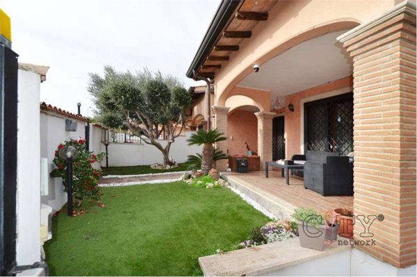 casa indipendente in vendita a Pomezia