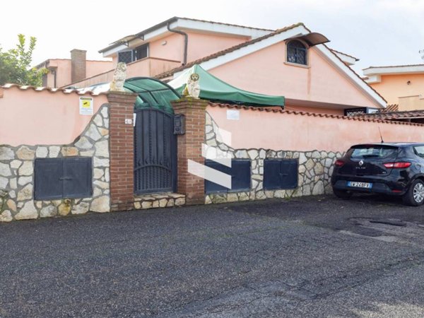 casa indipendente in vendita a Pomezia in zona Torvaianica Alta