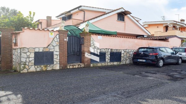 casa indipendente in vendita a Pomezia in zona Torvaianica Alta