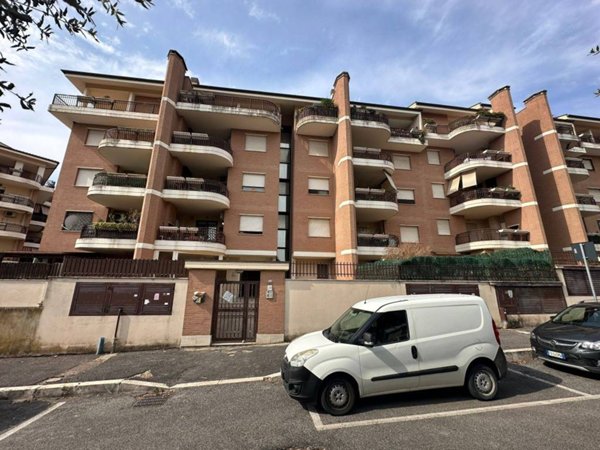 appartamento in vendita a Pomezia in zona Colli di Enea