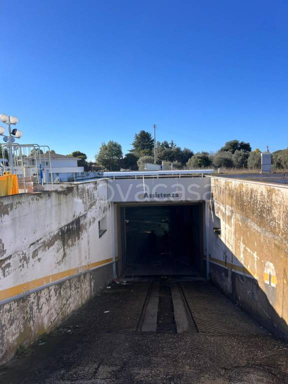 locale commerciale in vendita a Pomezia