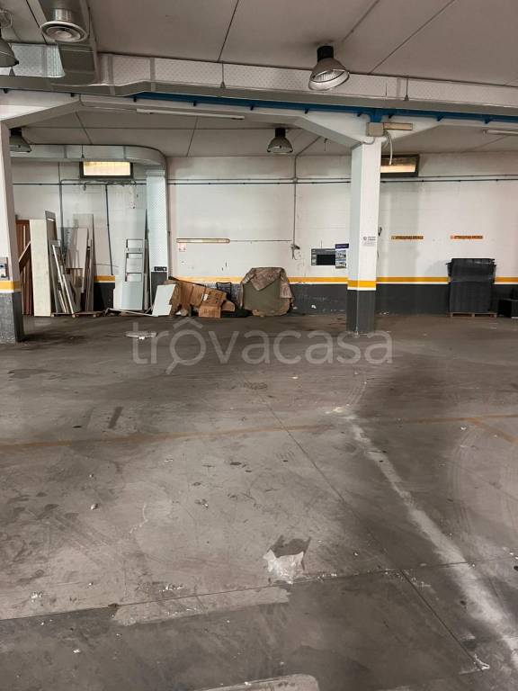 locale commerciale in vendita a Pomezia