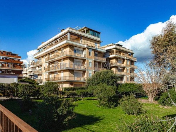 appartamento in vendita a Pomezia in zona Torvaianica