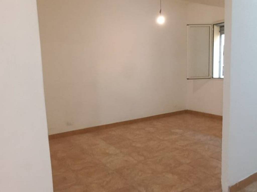 locale commerciale in vendita a Pomezia in zona Torvaianica