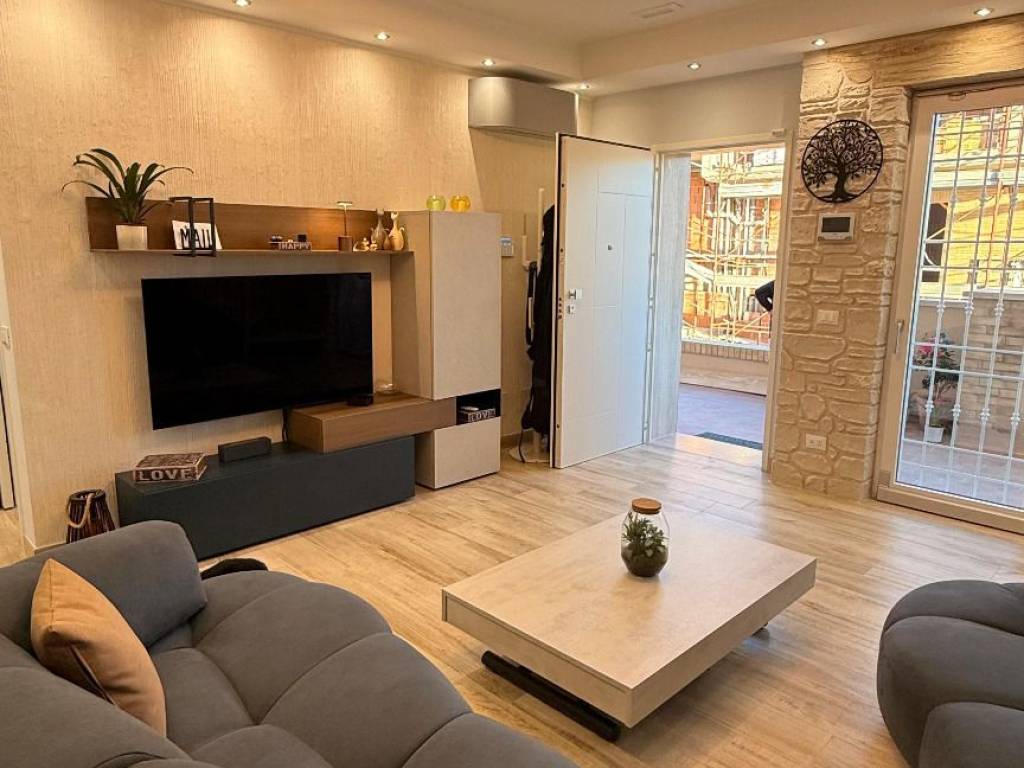 appartamento in vendita a Pomezia in zona Torvaianica Alta