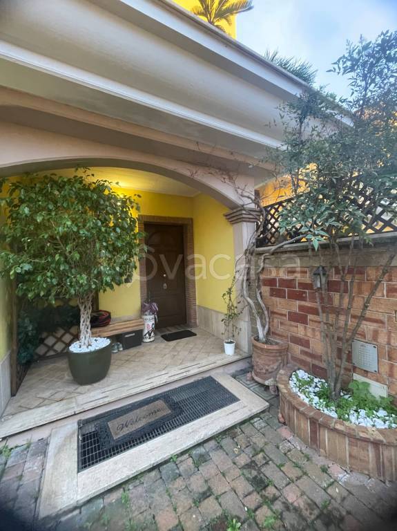 casa indipendente in vendita a Pomezia in zona Torvaianica Alta