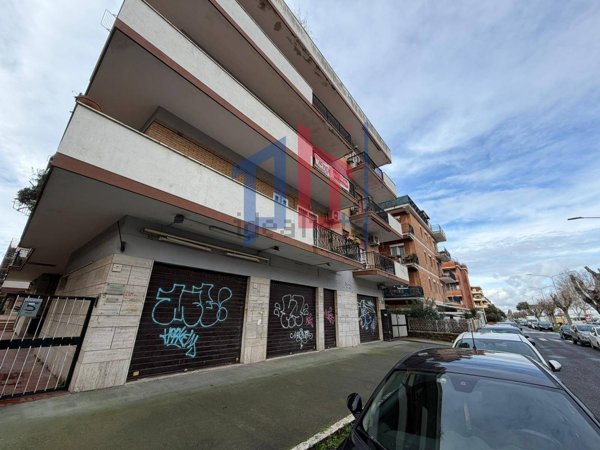 negozio in vendita a Pomezia in zona Torvaianica