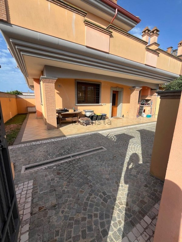 appartamento in vendita a Pomezia in zona Campo Jemini