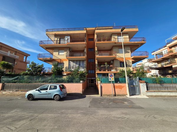 appartamento in vendita a Pomezia in zona Torvaianica