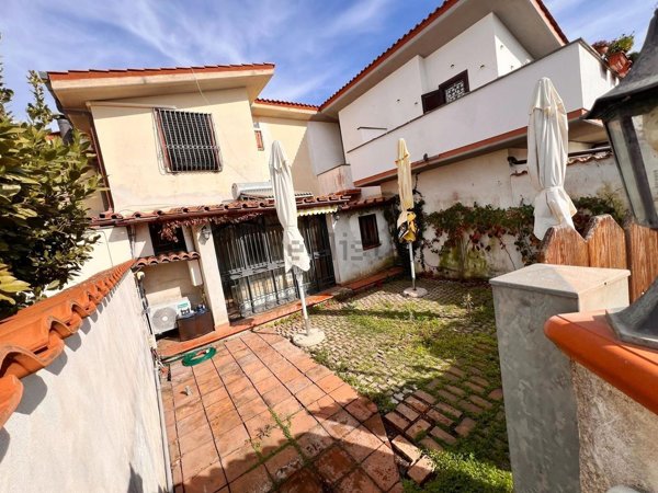 appartamento in vendita a Pomezia in zona Torvaianica