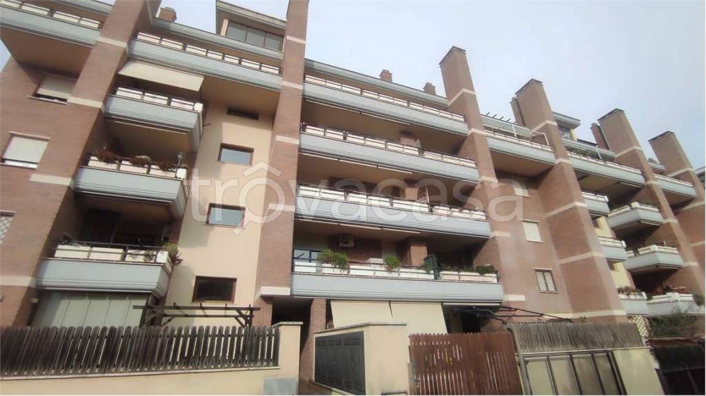 appartamento in vendita a Pomezia in zona Colli di Enea