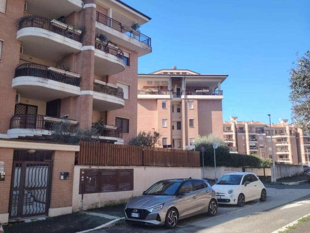 appartamento in vendita a Pomezia in zona Colli di Enea