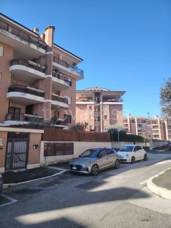 appartamento in vendita a Pomezia in zona Colli di Enea