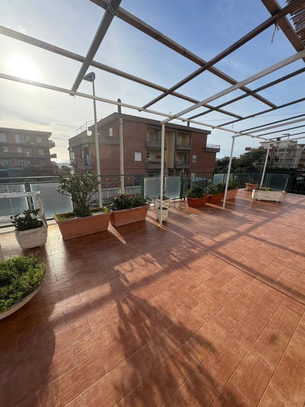 casa indipendente in vendita a Pomezia in zona Torvaianica