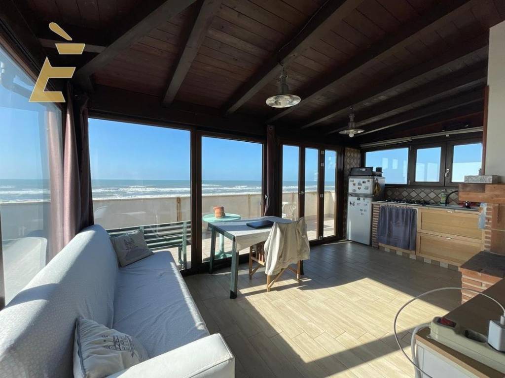 appartamento in vendita a Pomezia in zona Torvaianica