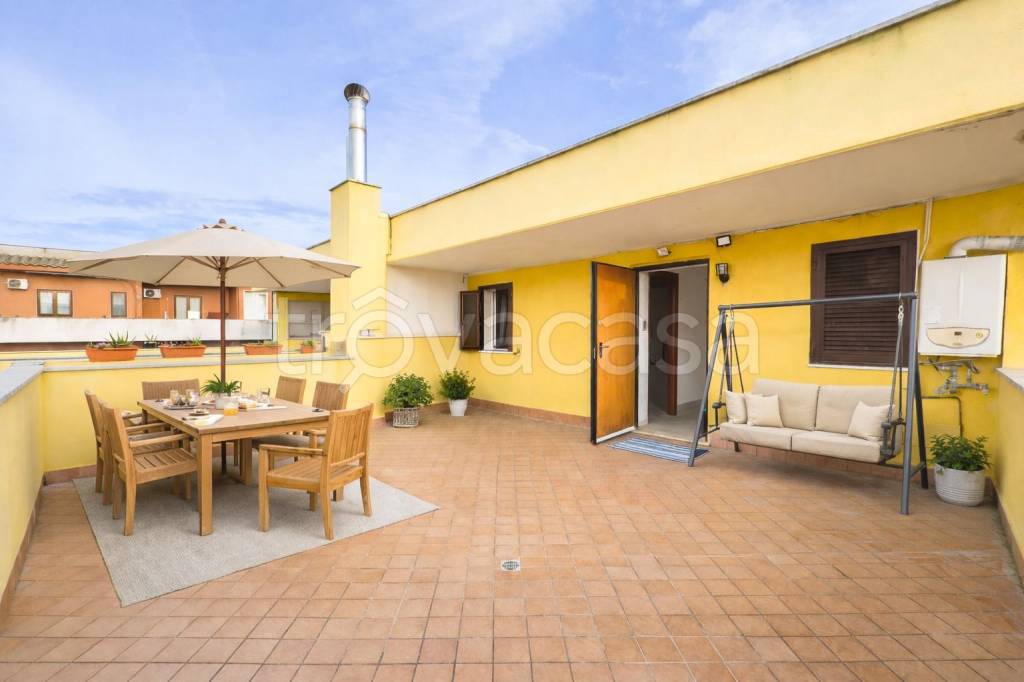 appartamento in vendita a Pomezia in zona Torvaianica Alta