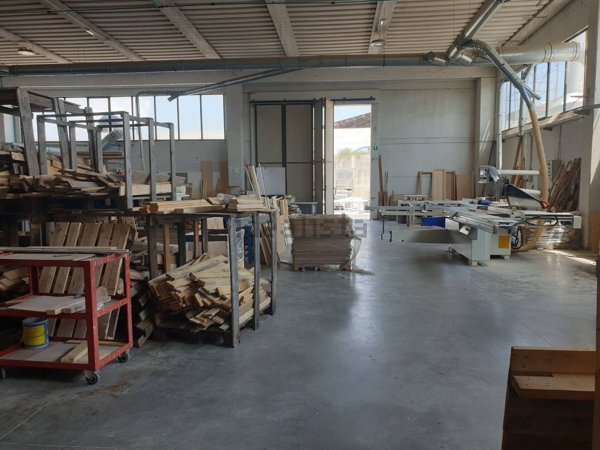 capannone in vendita a Pomezia