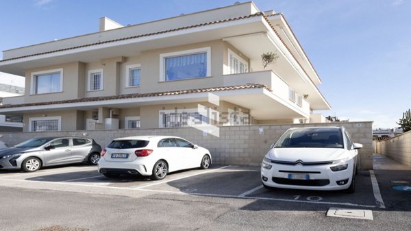 appartamento in vendita a Pomezia in zona Campo Ascolano