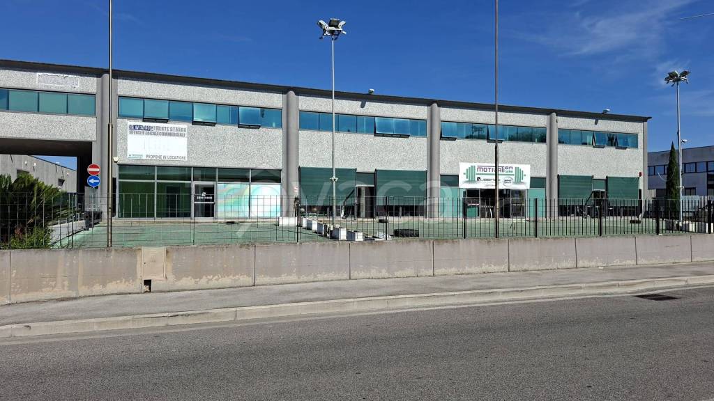 negozio in vendita a Pomezia in zona Santa Palomba