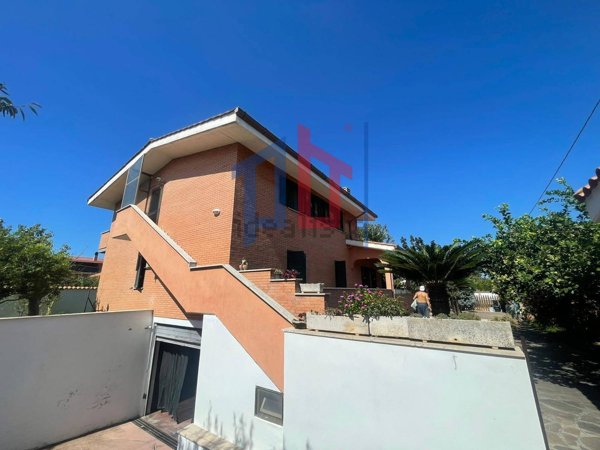 appartamento in vendita a Pomezia in zona Torvaianica Alta