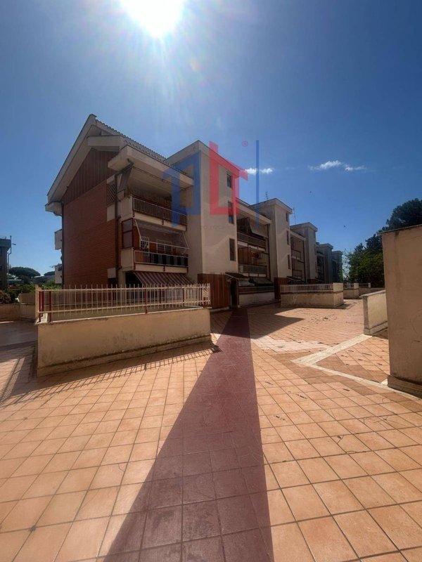 appartamento in vendita a Pomezia in zona Pratica di Mare