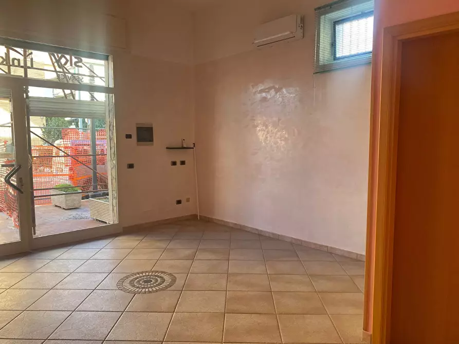 negozio in vendita a Pomezia in zona Torvaianica