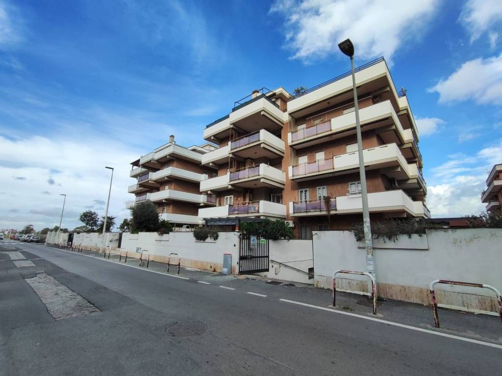 appartamento in vendita a Pomezia in zona Campo Selva