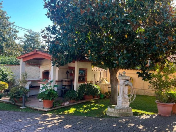casa indipendente in vendita a Pomezia in zona Torvaianica Alta