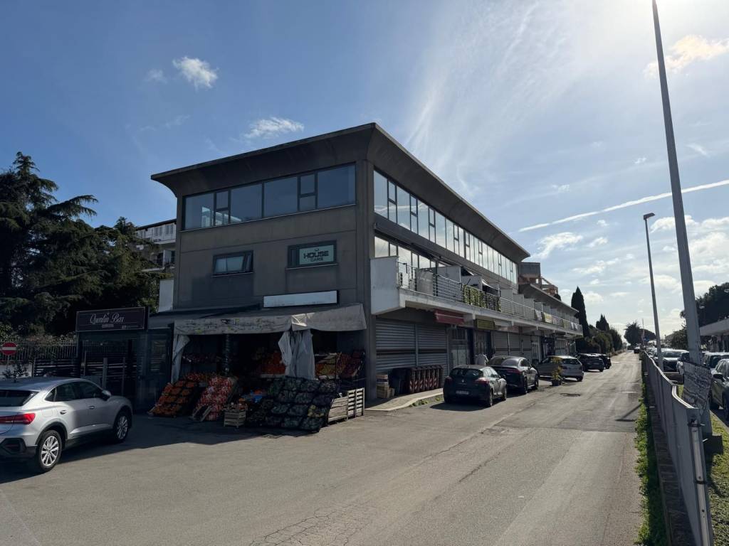 appartamento in vendita a Pomezia in zona Campo Bello