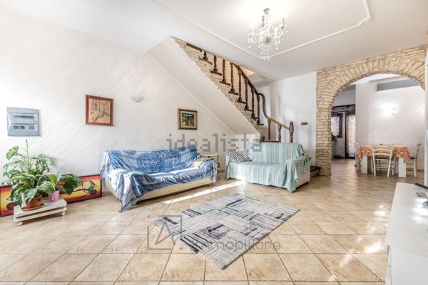 casa indipendente in vendita a Pomezia in zona Torvaianica