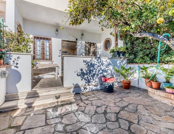 casa indipendente in vendita a Pomezia in zona Torvaianica