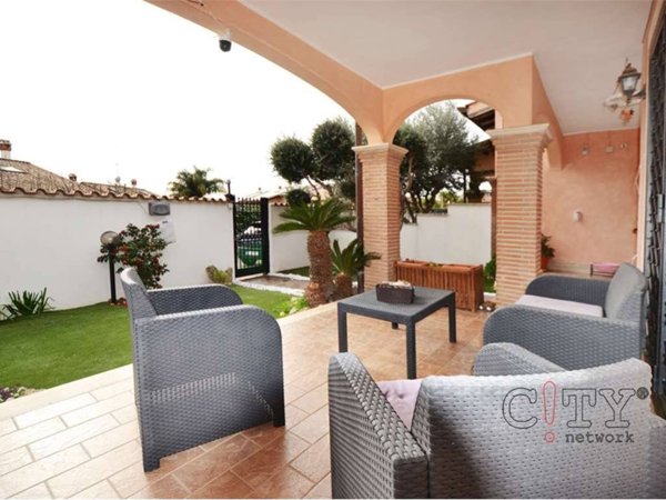 casa indipendente in vendita a Pomezia in zona Colli di Enea