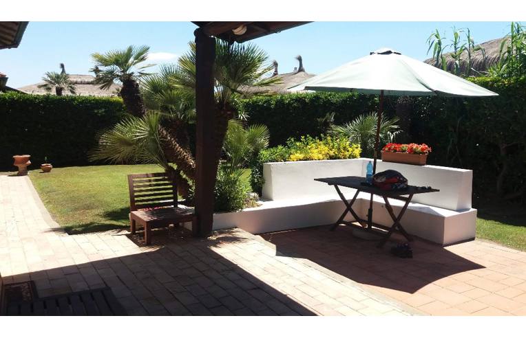 casa indipendente in vendita a Pomezia in zona Pratica di Mare