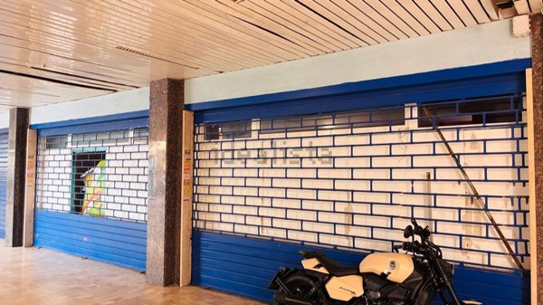 negozio in vendita a Pomezia in zona Torvaianica